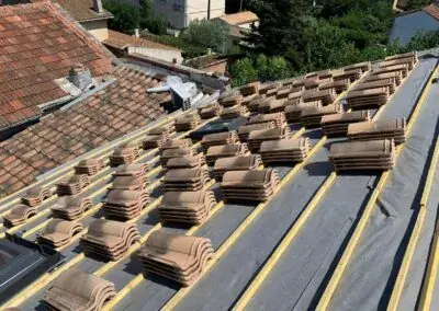 Pose de tuiles par un couvreur qualifié