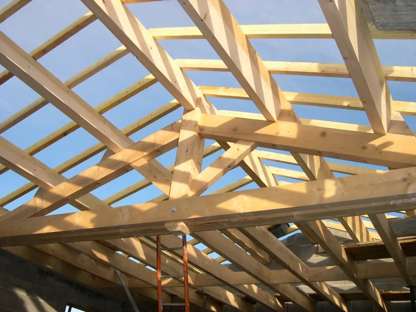 Charpentier travaillant une pièce de bois