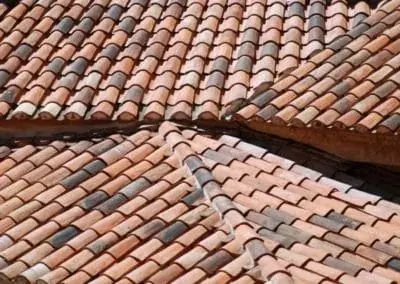 Couvreur au travail sur un chantier de couverture