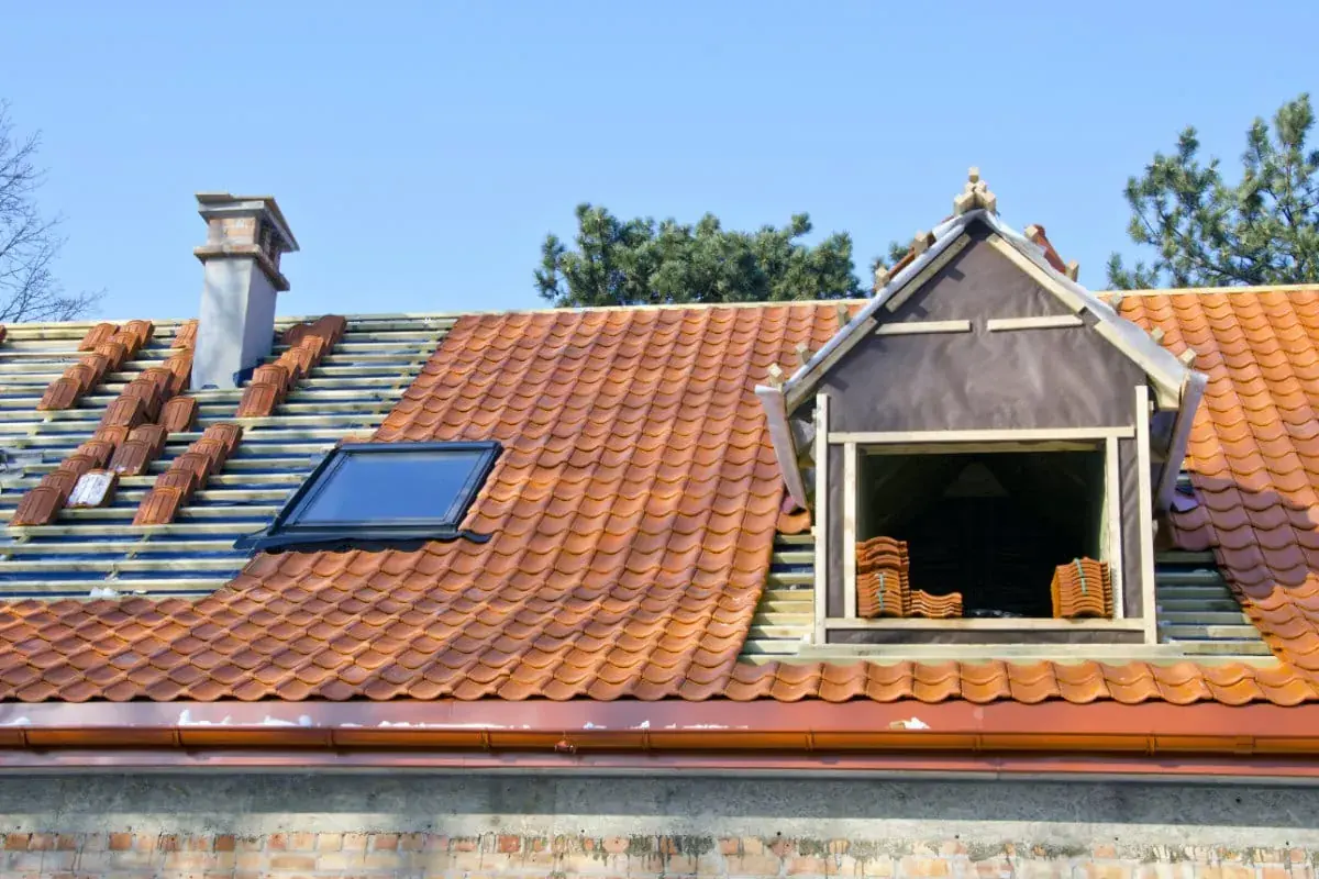 Travaux de couverture sur un pavillon du Pays d'Aix nord